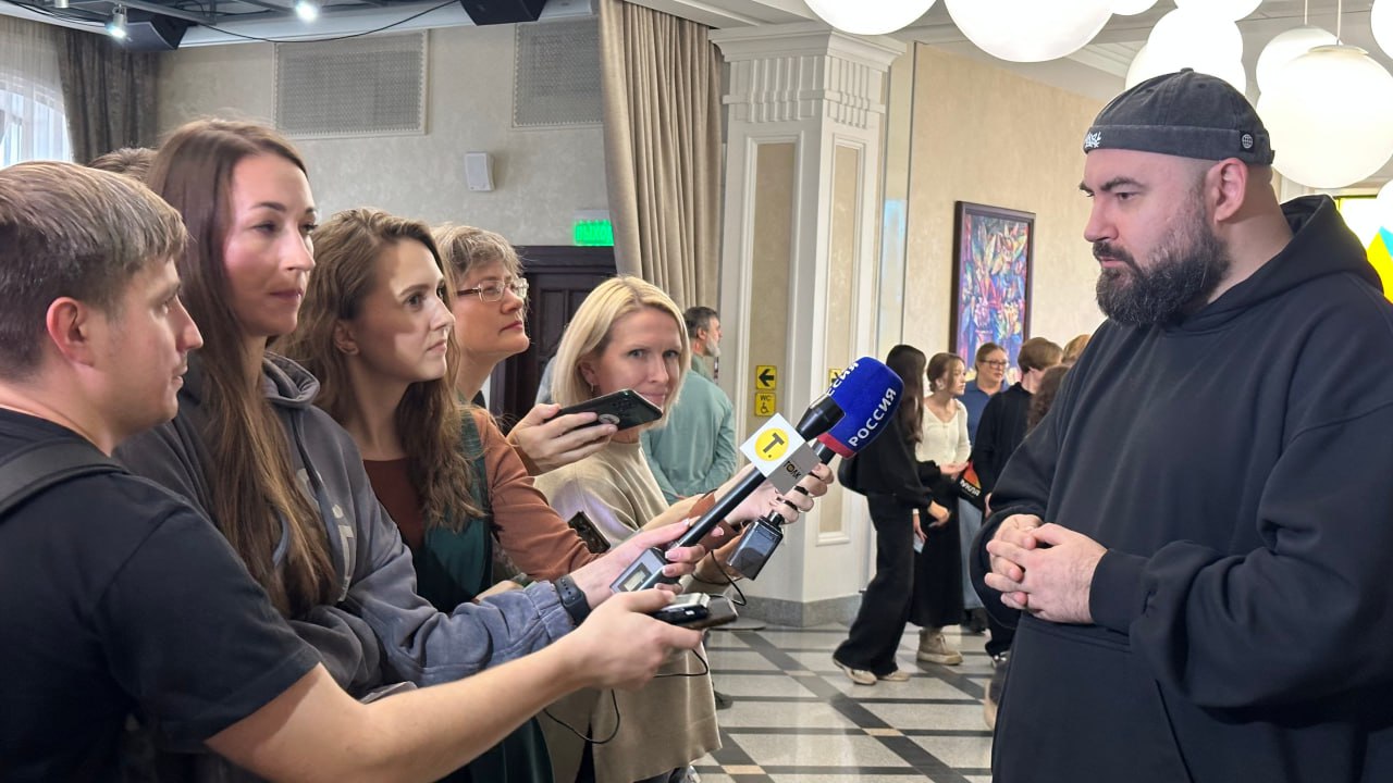 Известный батл-рэпер Re-pac (настоящее имя Лев Киселев) теперь занимается "Рэп-театром" в Москве и пишет рэп-треки для спектаклей