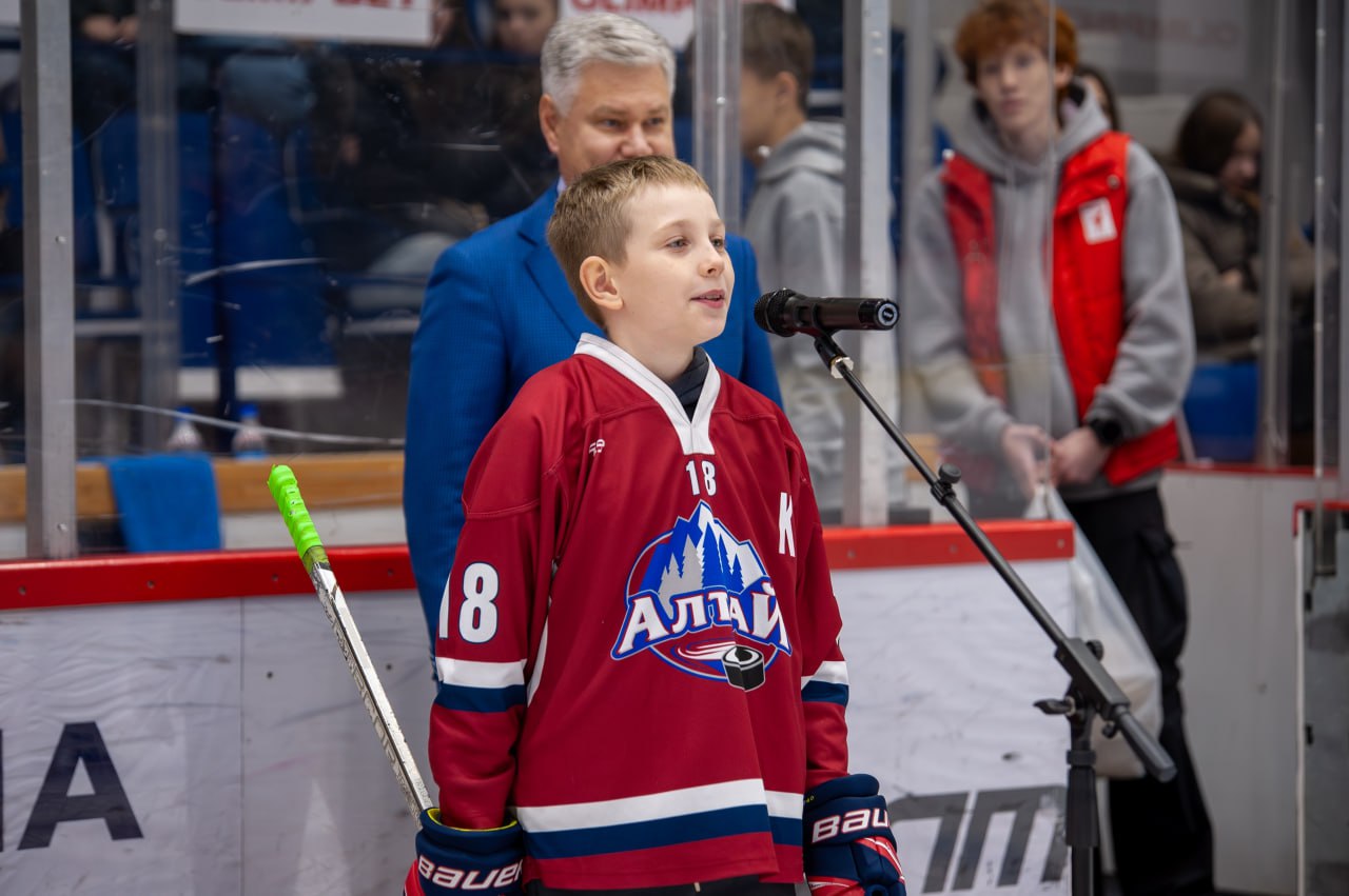 Перед матчем команды «Динамо-Алтай» воспитанников спортивной школы «Алтай» посвятили в хоккеисты! Перед матчем команды «Динамо-Алтай» воспитанников спортивной школы «Алтай» посвятили в хоккеисты!