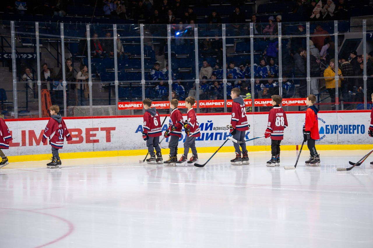 Перед матчем команды «Динамо-Алтай» воспитанников спортивной школы «Алтай» посвятили в хоккеисты! Перед матчем команды «Динамо-Алтай» воспитанников спортивной школы «Алтай» посвятили в хоккеисты!