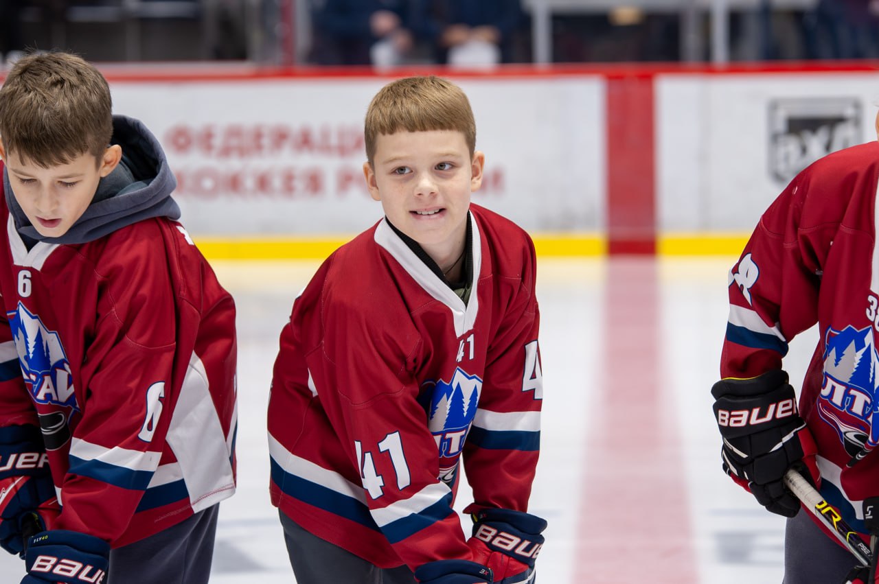 Перед матчем команды «Динамо-Алтай» воспитанников спортивной школы «Алтай» посвятили в хоккеисты! Перед матчем команды «Динамо-Алтай» воспитанников спортивной школы «Алтай» посвятили в хоккеисты!