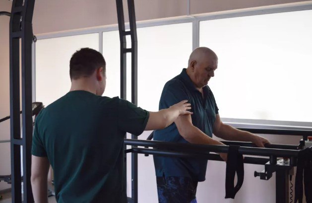 В Алтайском крае помогают пациентам в отделениях реабилитации В Алтайском крае помогают пациентам в отделениях реабилитации