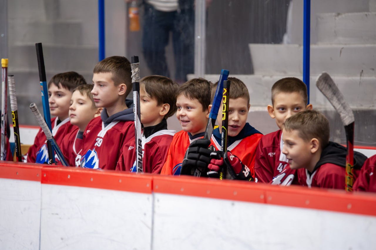 Перед матчем команды «Динамо-Алтай» воспитанников спортивной школы «Алтай» посвятили в хоккеисты! Перед матчем команды «Динамо-Алтай» воспитанников спортивной школы «Алтай» посвятили в хоккеисты!