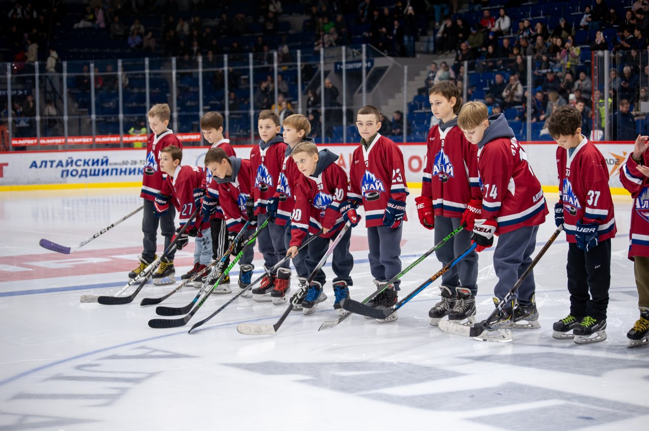 Перед матчем команды «Динамо-Алтай» воспитанников спортивной школы «Алтай» посвятили в хоккеисты! Перед матчем команды «Динамо-Алтай» воспитанников спортивной школы «Алтай» посвятили в хоккеисты!