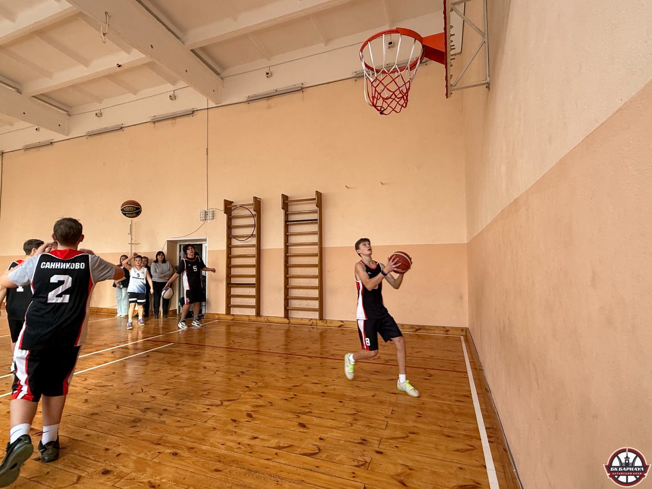 Баскетбольный клуб «Барнаул» подарил спортивный инвентарь Санниковской школе и провёл мастер-класс для учеников Баскетбольный клуб «Барнаул» подарил спортивный инвентарь Санниковской школе и провёл мастер-класс для учеников