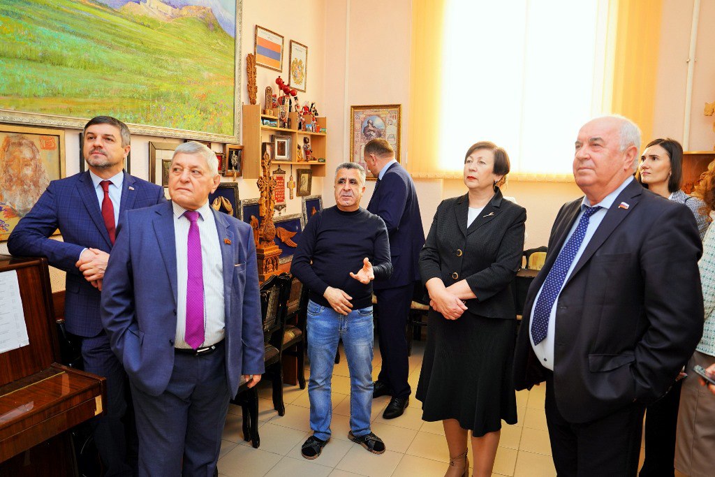 Сотрудничество с национальными объединениями депутаты обсудили накануне Дня народного единства Сотрудничество с национальными объединениями депутаты обсудили накануне Дня народного единства