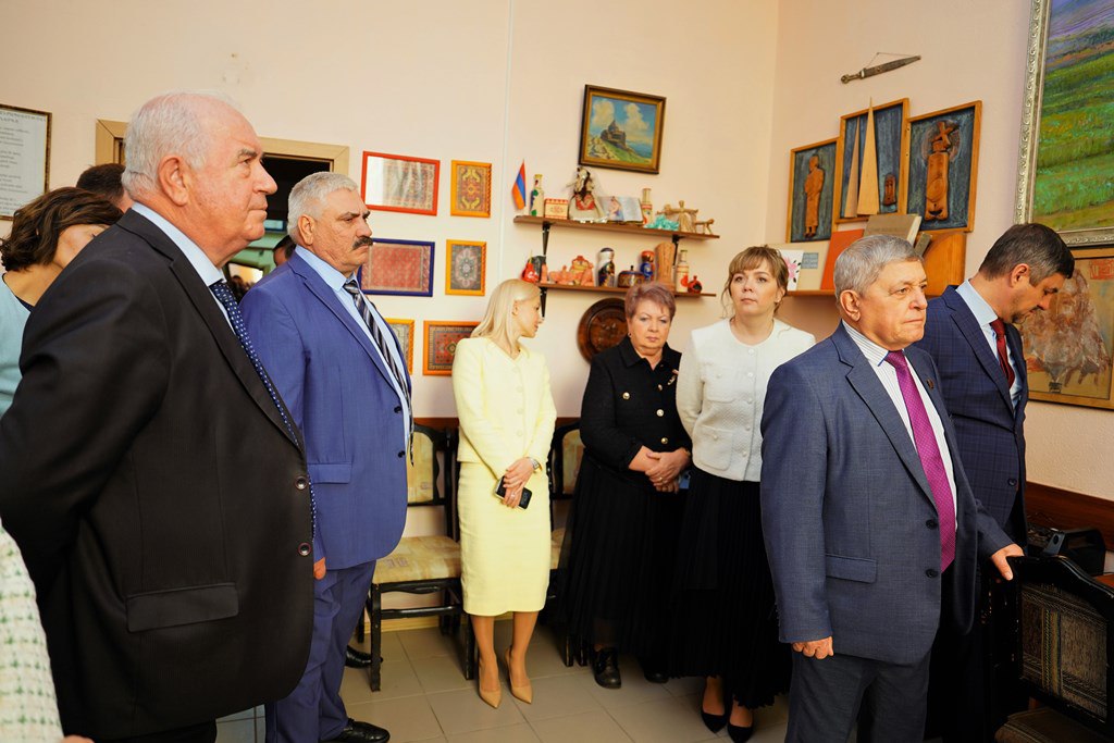 Сотрудничество с национальными объединениями депутаты обсудили накануне Дня народного единства Сотрудничество с национальными объединениями депутаты обсудили накануне Дня народного единства