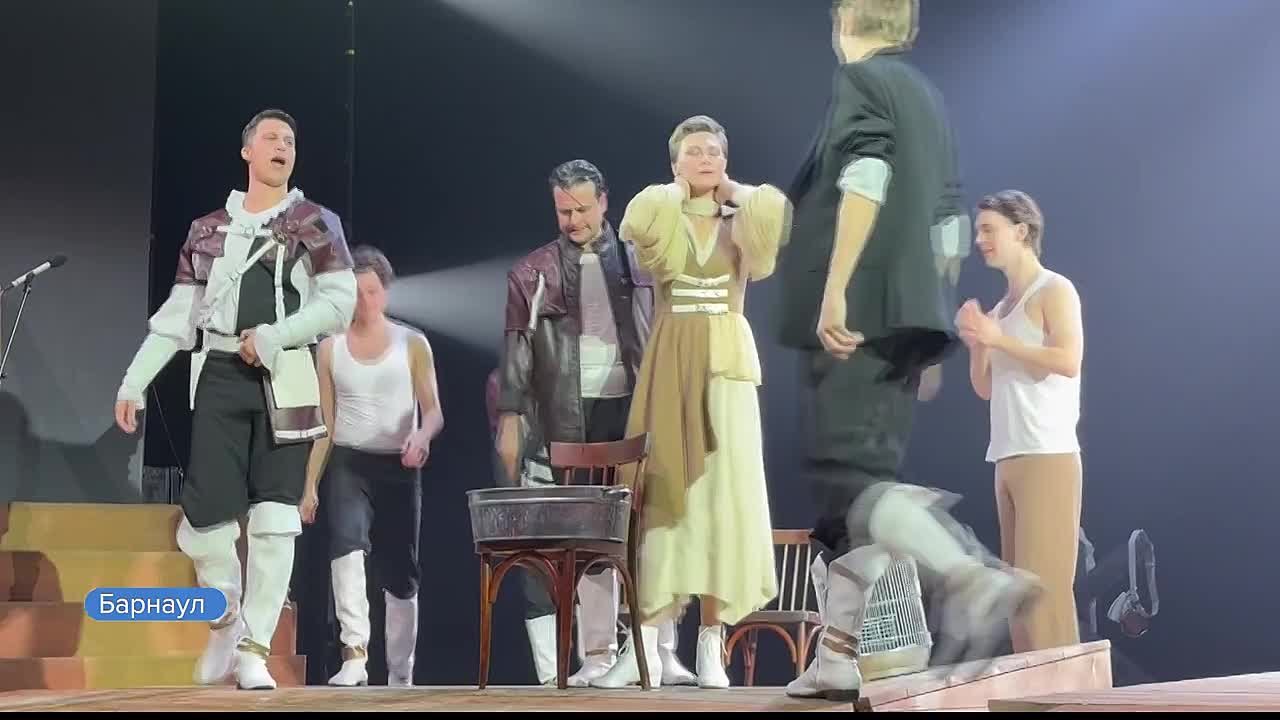 Спектакль по мотивам романа Булгакова «Белая гвардия» покажут сегодня и завтра в Алтайском театре драмы