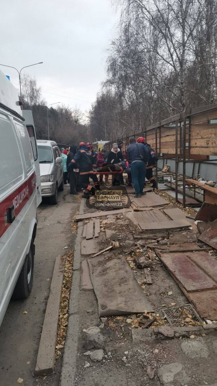 На рынке на Панфиловцев ветром опрокинуло киоски, пострадала женщина