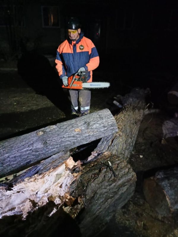 В Барнауле устраняют последствия непогоды