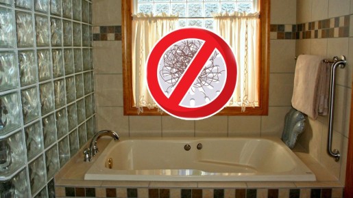 Мудрые хозяйки не покупают решетку для слива в ванной: вот как избавляются от волос