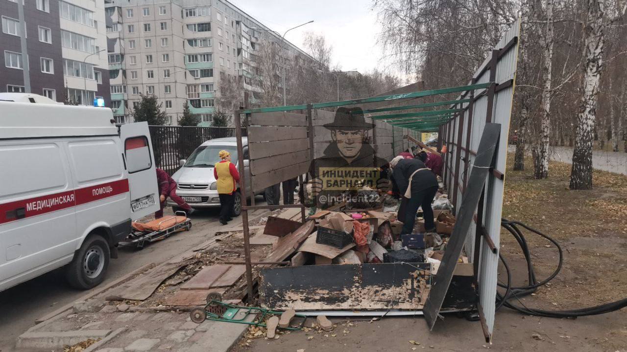 На рынке на Панфиловцев ветром опрокинуло киоски, пострадала женщина На рынке на Панфиловцев ветром опрокинуло киоски, пострадала женщина