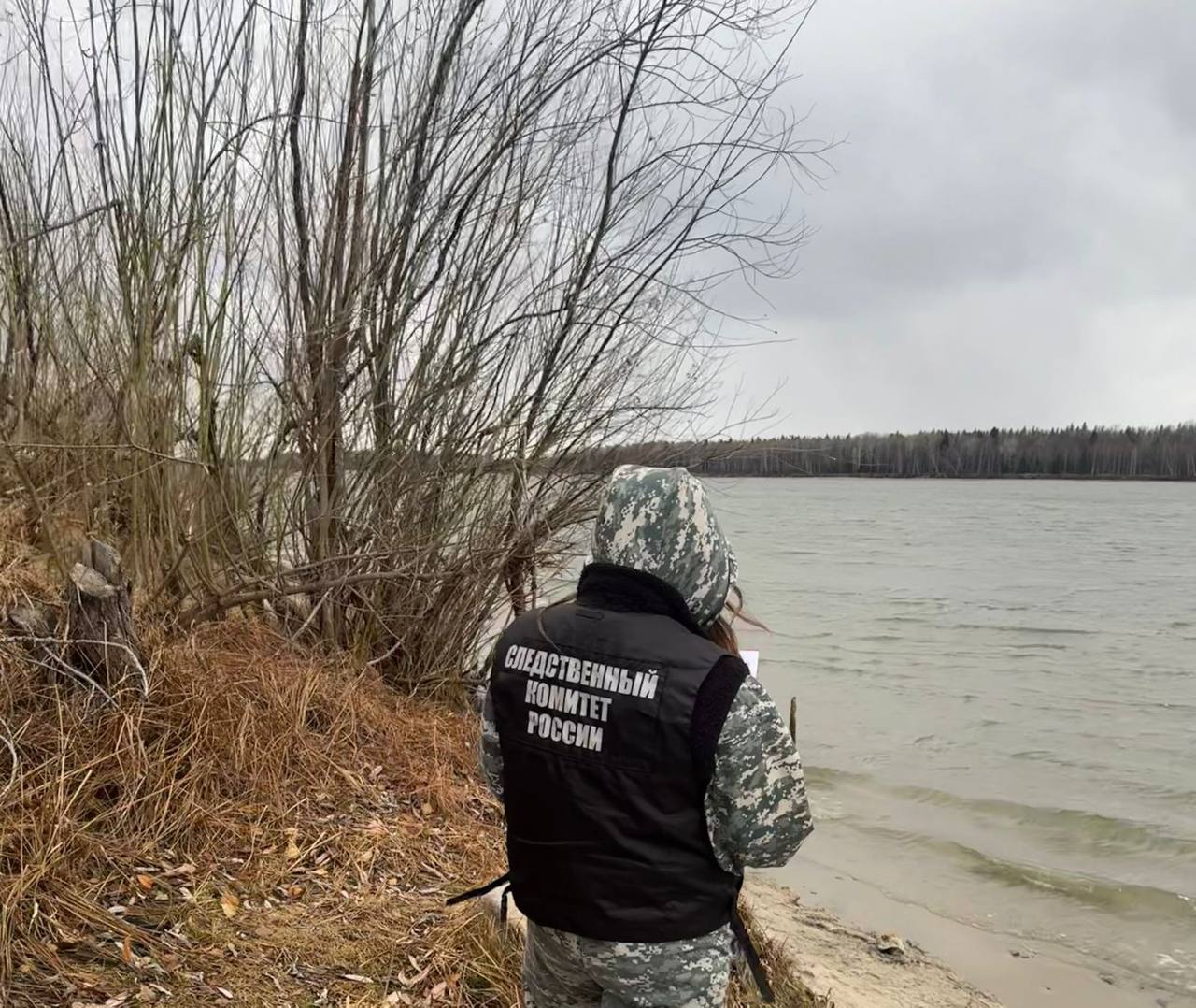 Лодка с четырьмя людьми перевернулась на Оби, один выжил Лодка с четырьмя людьми перевернулась на Оби, один выжил