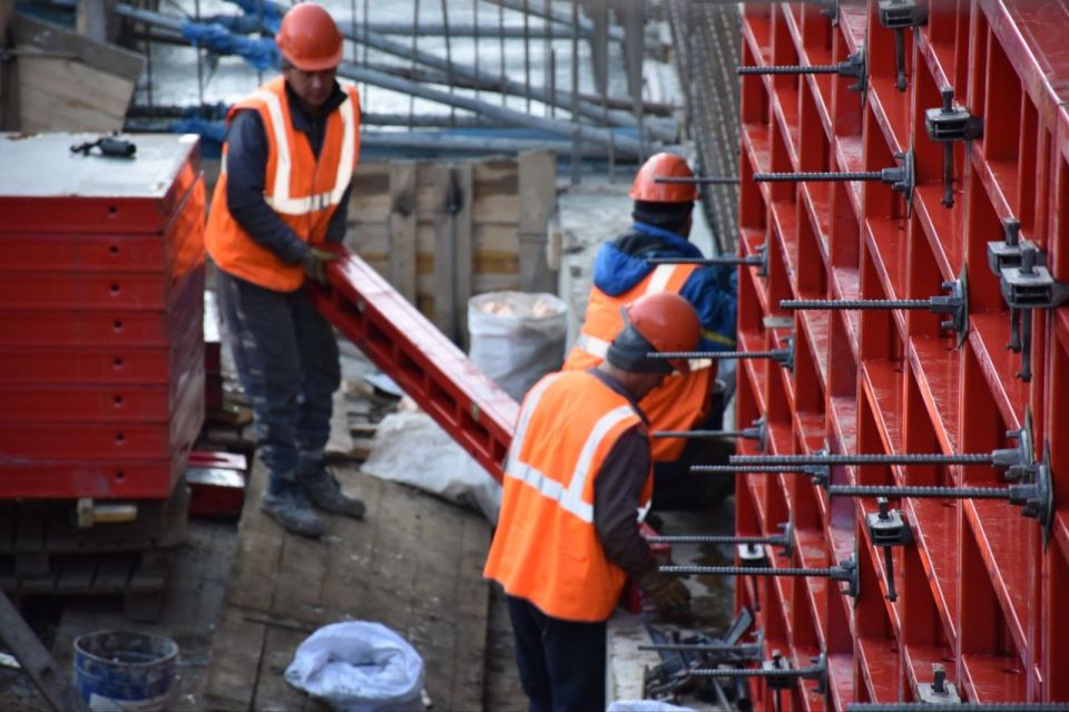 В густонаселенном районе Барнаула по национальному проекту «Продолжительная и активная жизнь» строится корпус поликлиники №9