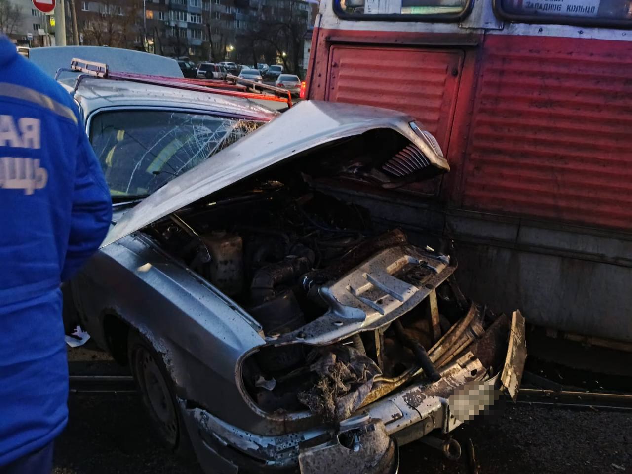 Автомобиль столкнулся с трамваем в Бийске