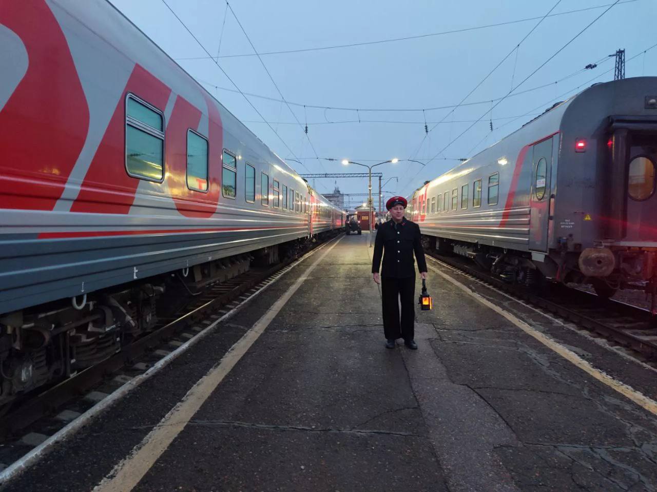 Путевой обходчик начала прошлого века встречал пассажиров на вокзале в Барнауле Путевой обходчик начала прошлого века встречал пассажиров на вокзале в Барнауле