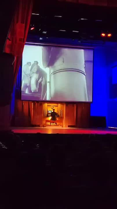 Органист с мировым именем Йонас Вильферт в эти минуты выступает в Государственной филармонии Алтайского края