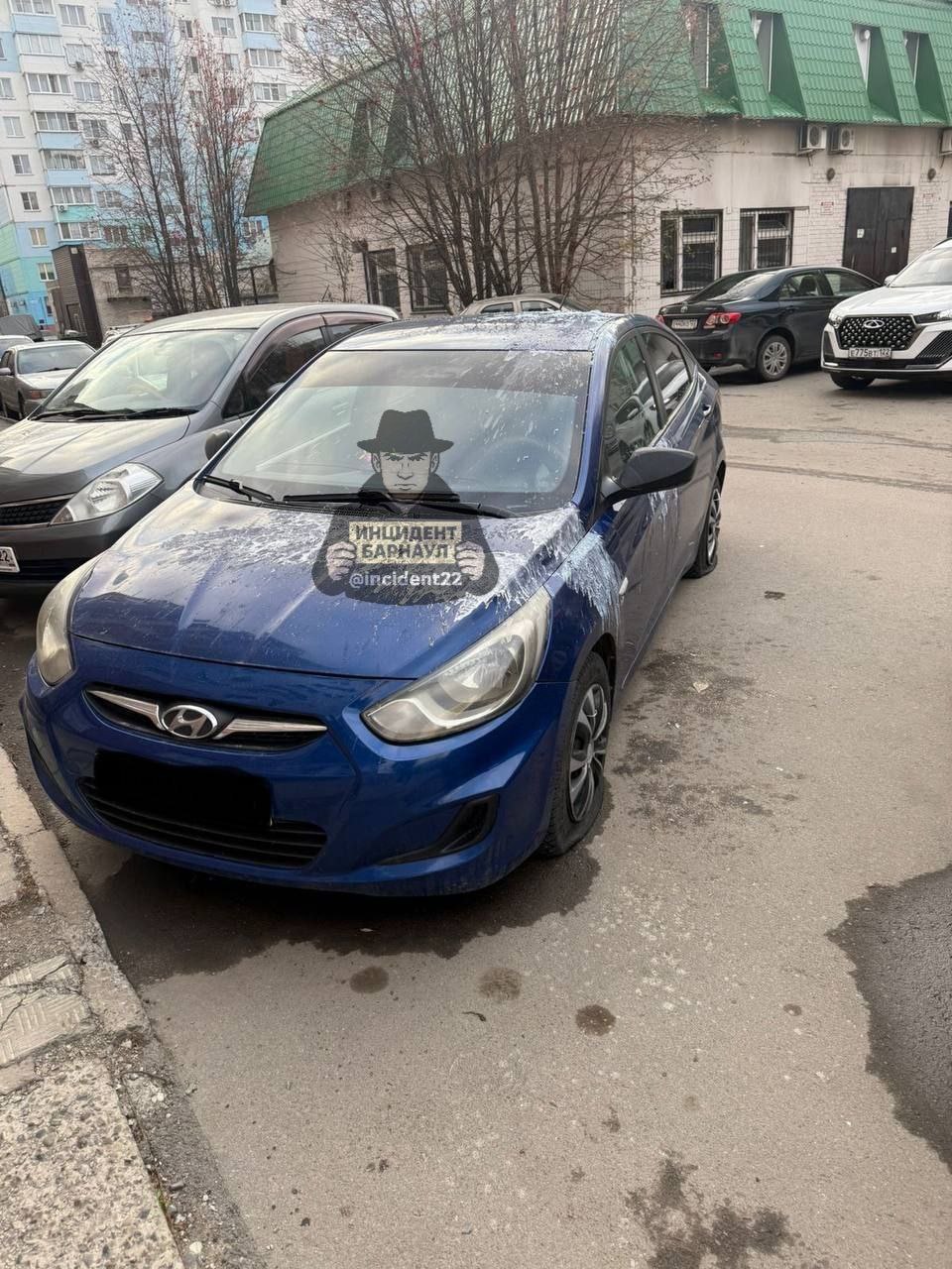 В барнаульском дворе неизвестные облили кислотой три автомобиля