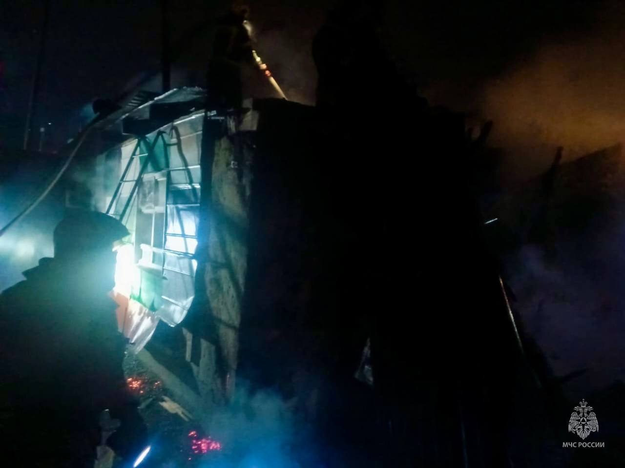 В Барнауле ликвидирован пожар в частном доме на улице Дорожная