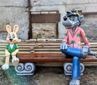 Лавочку с героями мультфильма «Ну, погоди!» из Барнаульского зоопарка перевезли в Залесовский округ