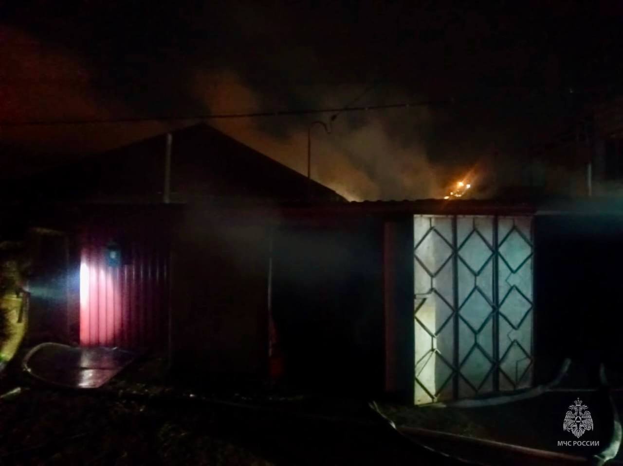 В Барнауле ликвидирован пожар в частном доме на улице Дорожная В Барнауле ликвидирован пожар в частном доме на улице Дорожная