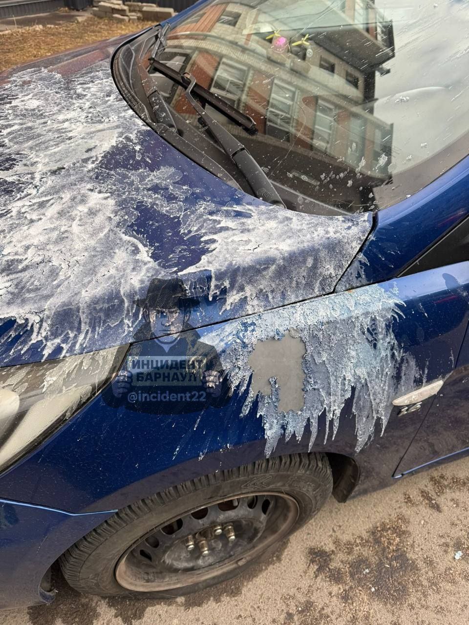 В барнаульском дворе неизвестные облили кислотой три автомобиля В барнаульском дворе неизвестные облили кислотой три автомобиля