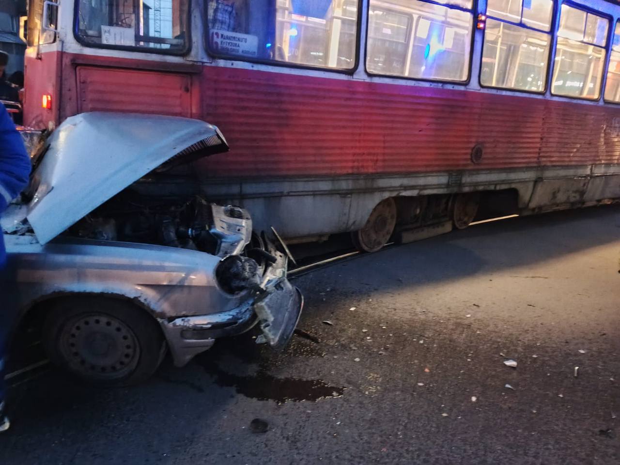Автомобиль столкнулся с трамваем в Бийске Автомобиль столкнулся с трамваем в Бийске