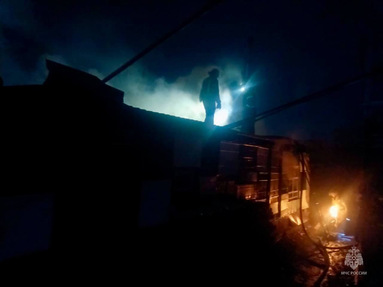 В Барнауле ликвидирован пожар в частном доме на улице Дорожная В Барнауле ликвидирован пожар в частном доме на улице Дорожная