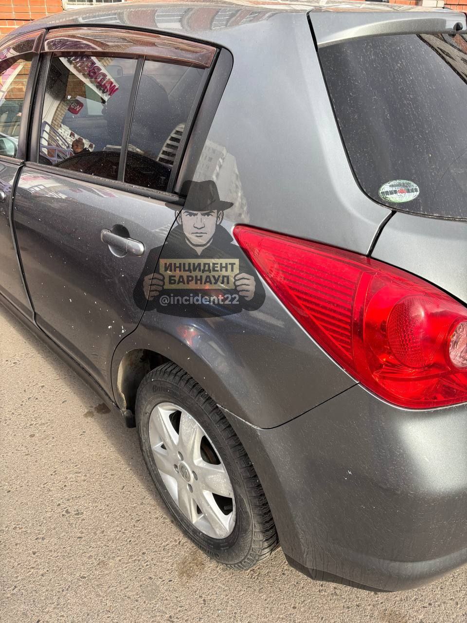 В барнаульском дворе неизвестные облили кислотой три автомобиля В барнаульском дворе неизвестные облили кислотой три автомобиля