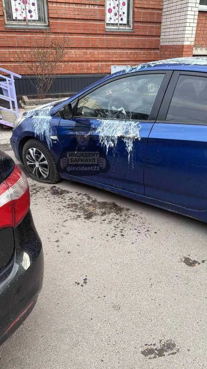 В барнаульском дворе неизвестные облили кислотой три автомобиля В барнаульском дворе неизвестные облили кислотой три автомобиля