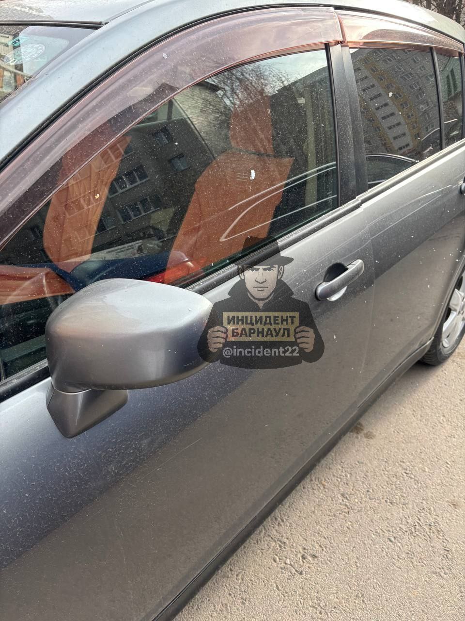 В барнаульском дворе неизвестные облили кислотой три автомобиля В барнаульском дворе неизвестные облили кислотой три автомобиля