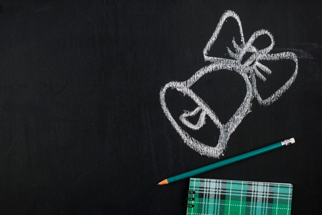 Школьные звонки заменят на патриотические песни в ноябре