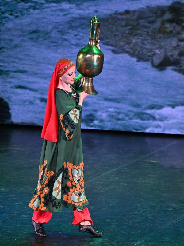 В День народного единства ансамбль «Алтай» представил новую концертную программу В День народного единства ансамбль «Алтай» представил новую концертную программу