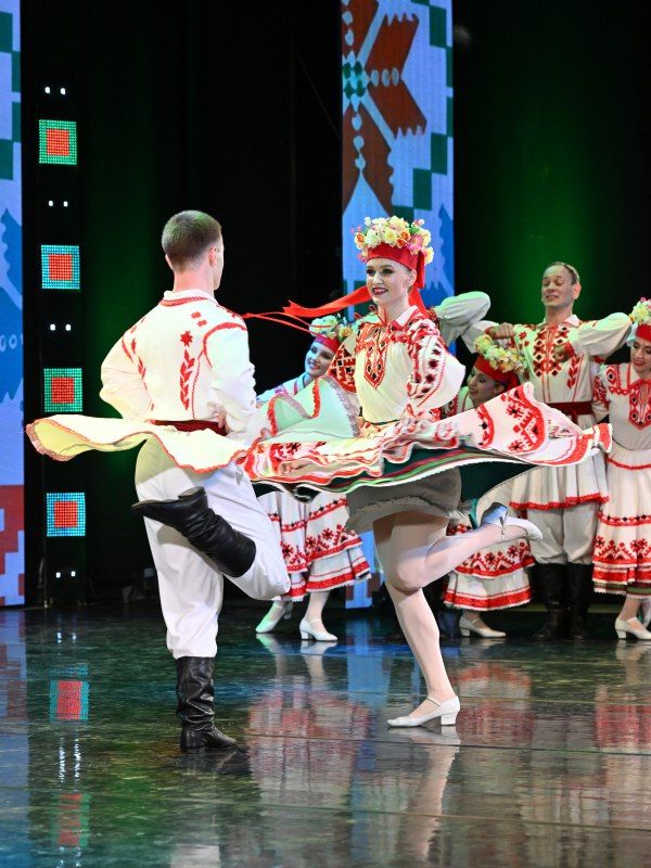 В День народного единства ансамбль «Алтай» представил новую концертную программу В День народного единства ансамбль «Алтай» представил новую концертную программу