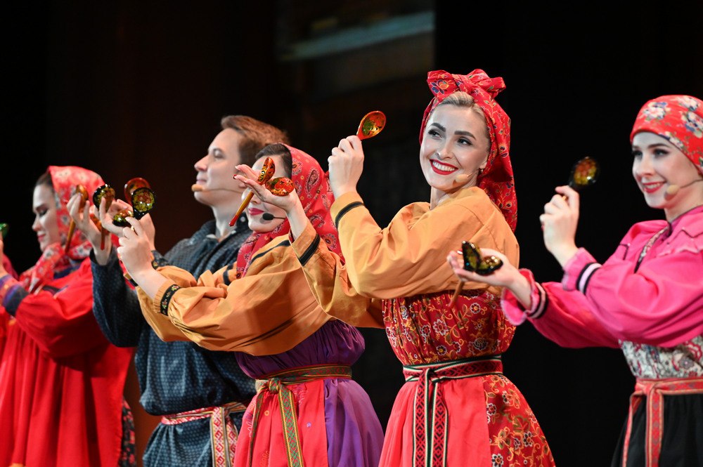 В день одного из главных праздников страны в концертном зале «Сибирь» прошел первый показ концертной программы «Под небом Алтая» из цикла «Народы Алтая»