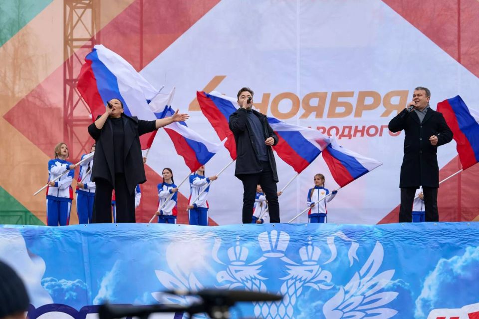 4 ноября День народного единства отмечают по всей России, в том числе и в Горно-Алтайске 4 ноября День народного единства отмечают по всей России, в том числе и в Горно-Алтайске