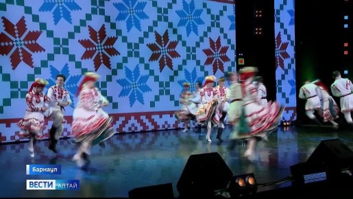 День народного единства в Барнауле отметили большим концертом в зале «Сибирь»
