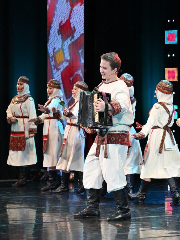 В День народного единства ансамбль «Алтай» представил новую концертную программу В День народного единства ансамбль «Алтай» представил новую концертную программу