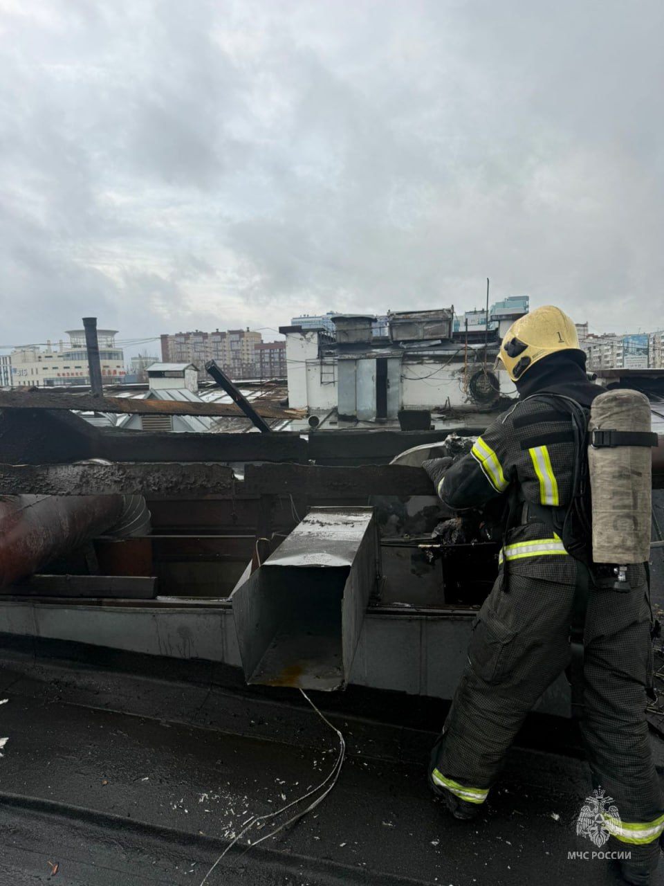 В городе Барнауле пожарные ликвидировали возгорание в неэксплуатируемом здании на проспекте Красноармейском