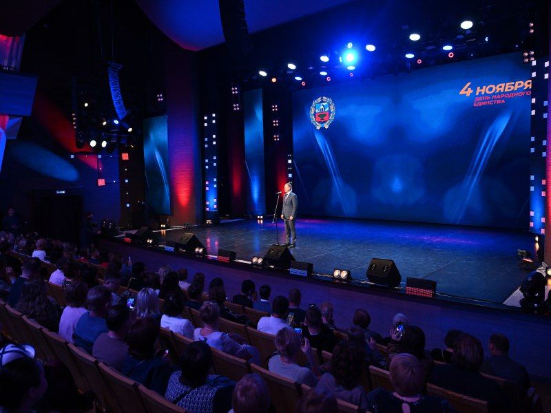 В День народного единства ансамбль «Алтай» представил новую концертную программу В День народного единства ансамбль «Алтай» представил новую концертную программу