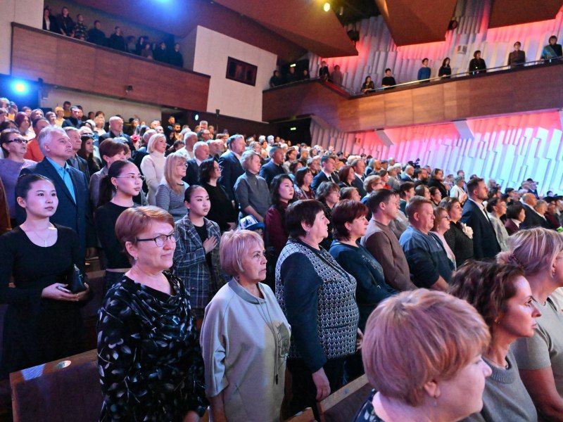 В День народного единства ансамбль «Алтай» представил новую концертную программу В День народного единства ансамбль «Алтай» представил новую концертную программу