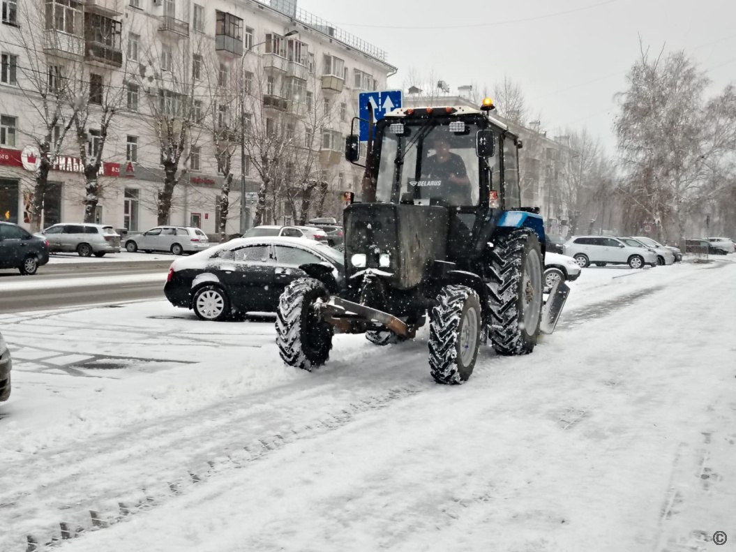 Почти 140 дорожников убирают последствия снегопада с дорог и тротуаров Барнаула