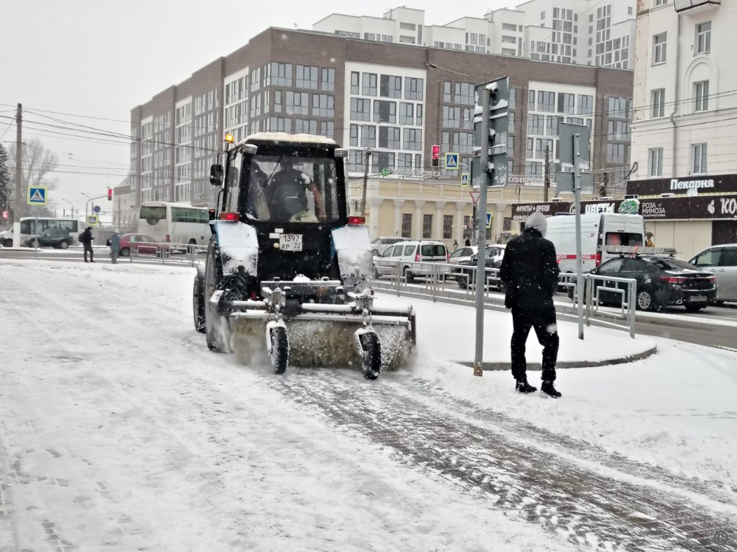 Дорожная служба продолжает чистить дороги и тротуары после снегопада Дорожная служба продолжает чистить дороги и тротуары после снегопада
