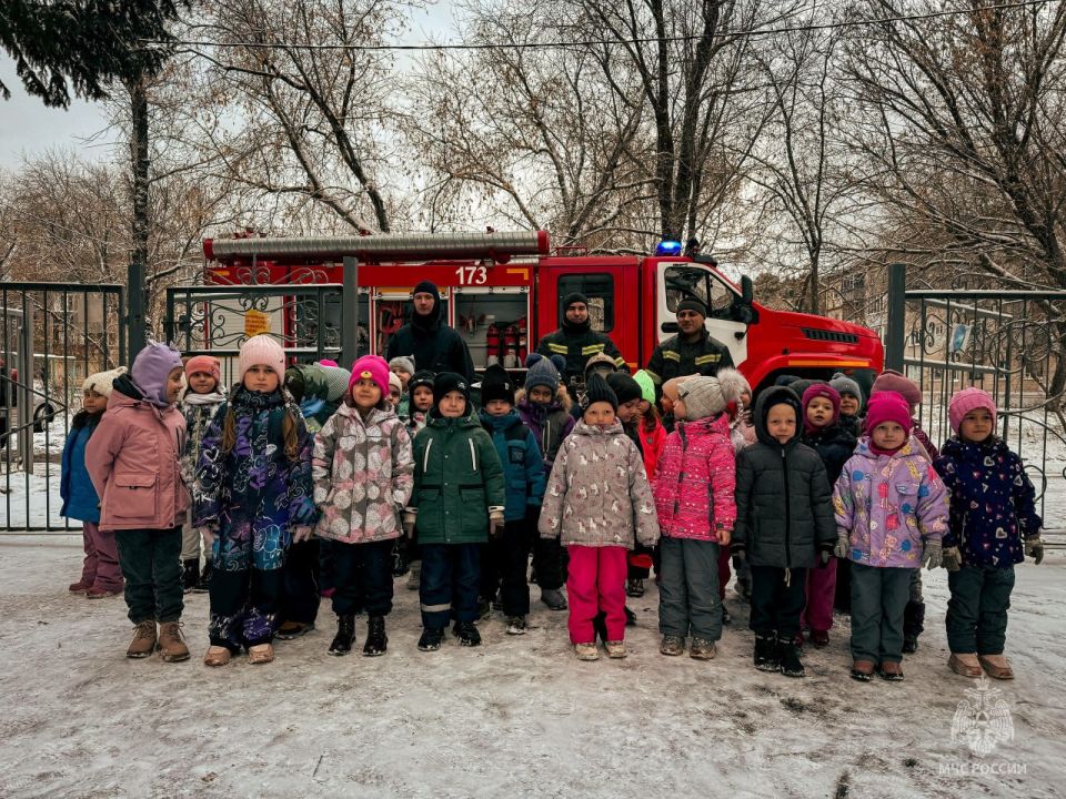 Огнеборцы 7-й пожарно-спасательной части Главного управления МЧС России по Алтайскому краю провели важное и увлекательное занятие для воспитанников детского сада №85 Огнеборцы 7-й пожарно-спасательной части Главного управления МЧС России по Алтайскому краю провели важное и увлекательное занятие для воспитанников детского сада №85