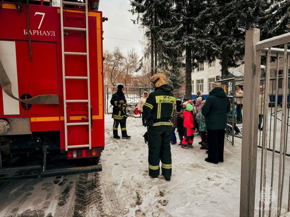 Огнеборцы 7-й пожарно-спасательной части Главного управления МЧС России по Алтайскому краю провели важное и увлекательное занятие для воспитанников детского сада №85 Огнеборцы 7-й пожарно-спасательной части Главного управления МЧС России по Алтайскому краю провели важное и увлекательное занятие для воспитанников детского сада №85