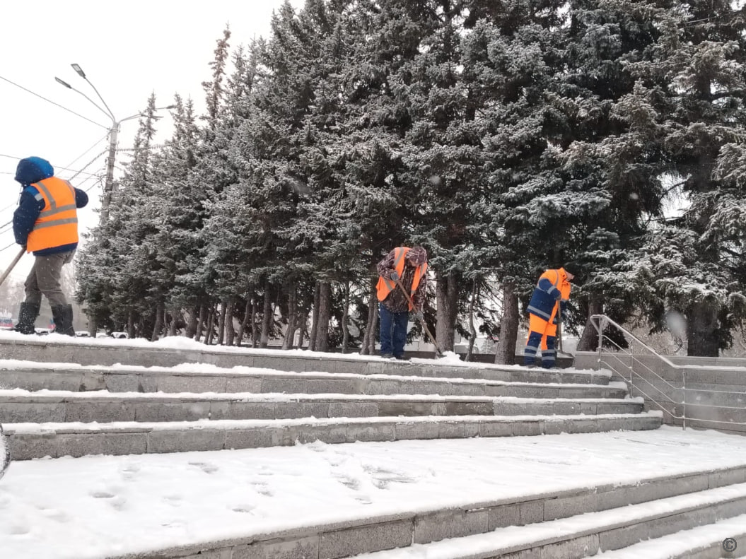 Дорожная служба продолжает чистить дороги и тротуары после снегопада Дорожная служба продолжает чистить дороги и тротуары после снегопада