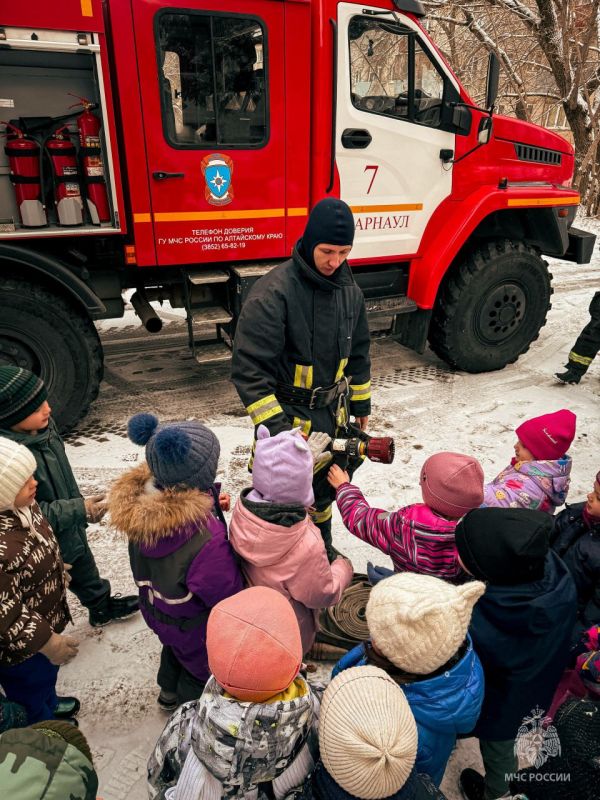 Огнеборцы 7-й пожарно-спасательной части Главного управления МЧС России по Алтайскому краю провели важное и увлекательное занятие для воспитанников детского сада №85 Огнеборцы 7-й пожарно-спасательной части Главного управления МЧС России по Алтайскому краю провели важное и увлекательное занятие для воспитанников детского сада №85