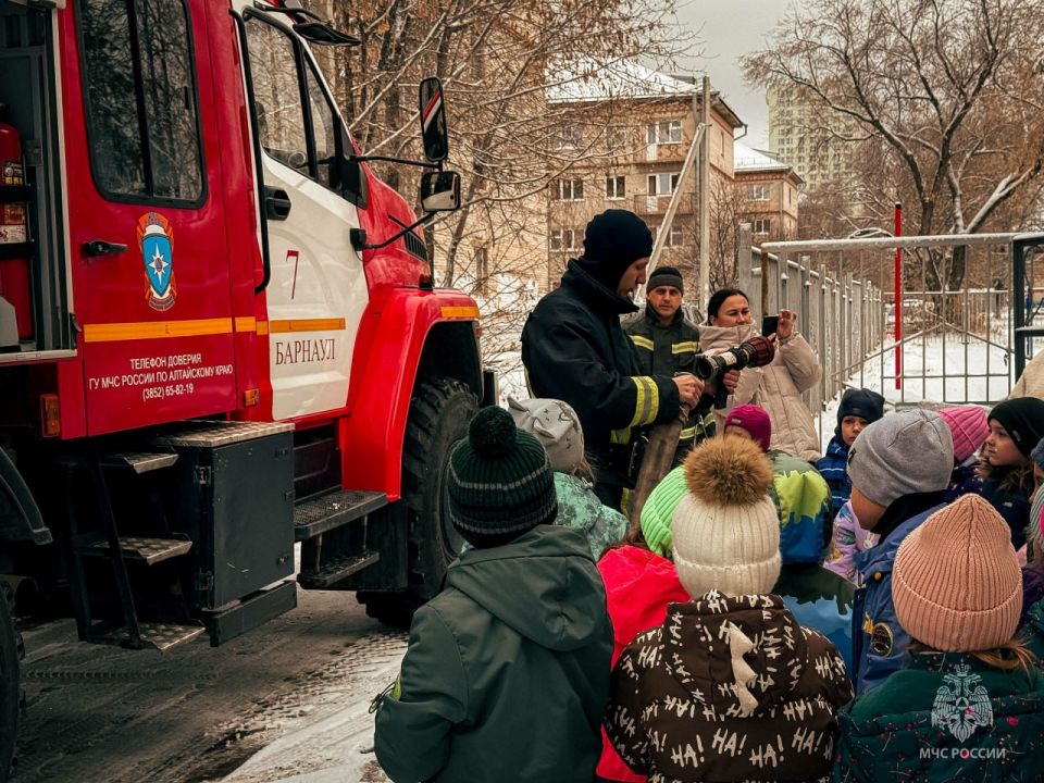 Огнеборцы 7-й пожарно-спасательной части Главного управления МЧС России по Алтайскому краю провели важное и увлекательное занятие для воспитанников детского сада №85 Огнеборцы 7-й пожарно-спасательной части Главного управления МЧС России по Алтайскому краю провели важное и увлекательное занятие для воспитанников детского сада №85