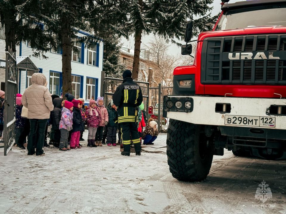 Огнеборцы 7-й пожарно-спасательной части Главного управления МЧС России по Алтайскому краю провели важное и увлекательное занятие для воспитанников детского сада №85 Огнеборцы 7-й пожарно-спасательной части Главного управления МЧС России по Алтайскому краю провели важное и увлекательное занятие для воспитанников детского сада №85