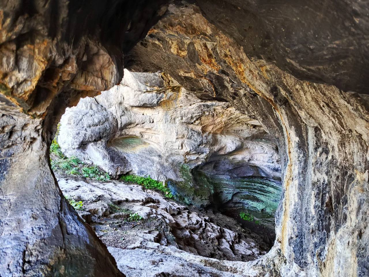 Одна из малоизученных и древних пещер Республики Алтай оказалась полна бесценных археологических находок Одна из малоизученных и древних пещер Республики Алтай оказалась полна бесценных археологических находок