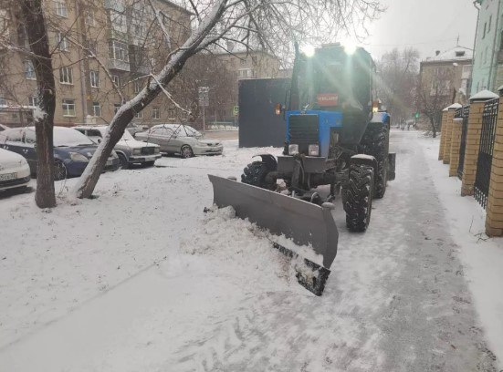 Почти 140 дорожников убирают последствия снегопада с дорог и тротуаров Барнаула Почти 140 дорожников убирают последствия снегопада с дорог и тротуаров Барнаула